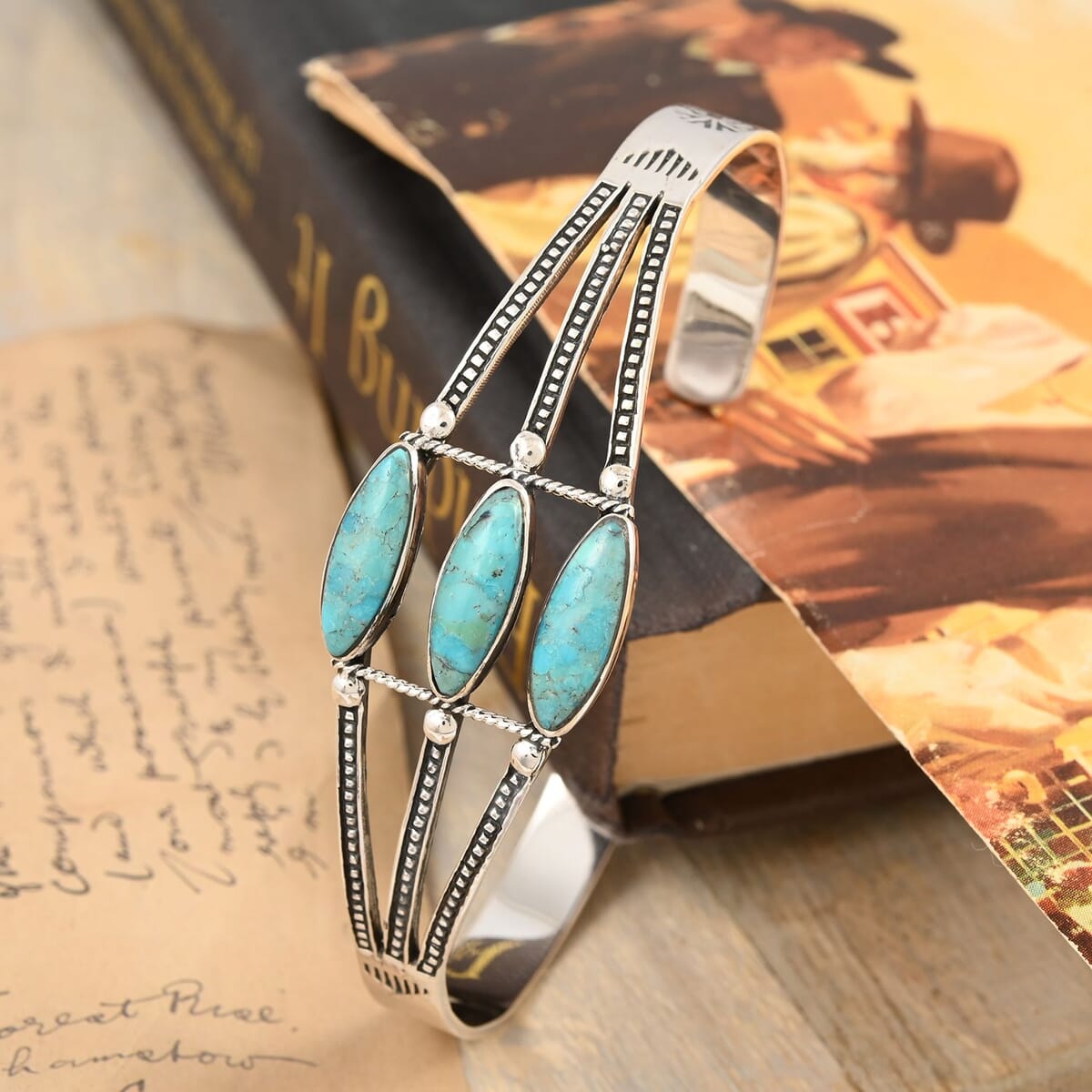 Santa Fe Style Kingman Turquoise Cuff Bracelet in Sterling Silver (7.00 In) 12.00 ctw image number 1