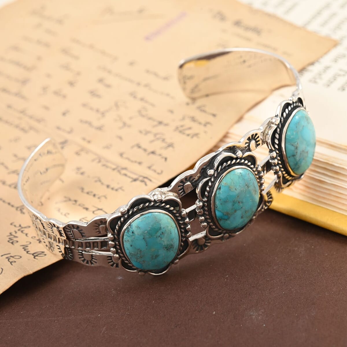 Santa Fe Style Kingman Turquoise Cuff Bracelet in Sterling Silver (7.00 In) 15.50 ctw image number 1
