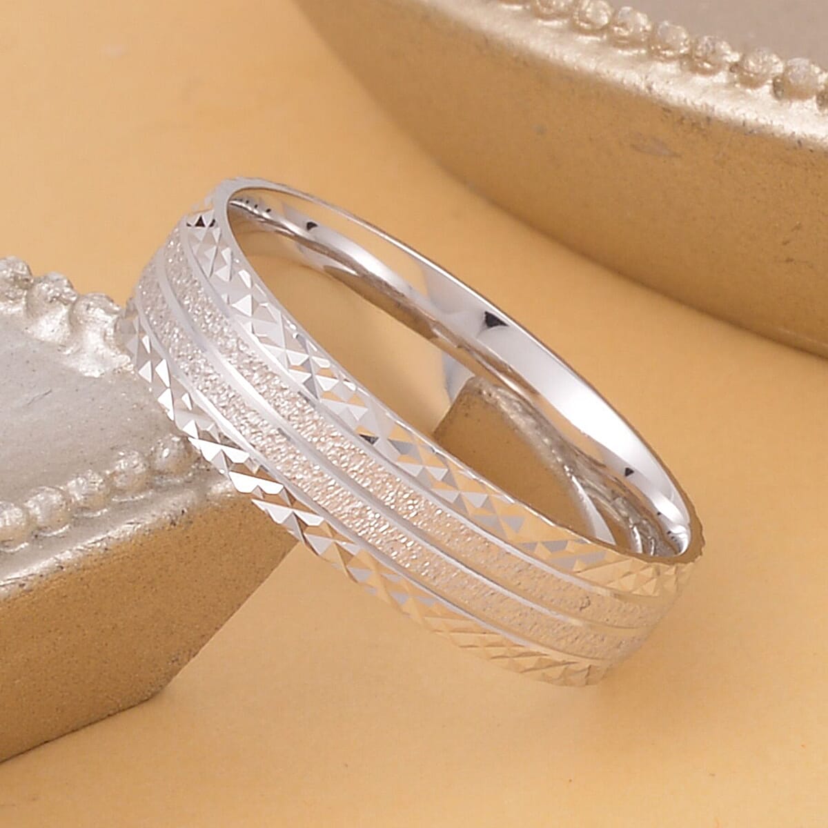 950 Platinum Hammered Textured Band Ring (Size 8.0) 5.70 Grams image number 1