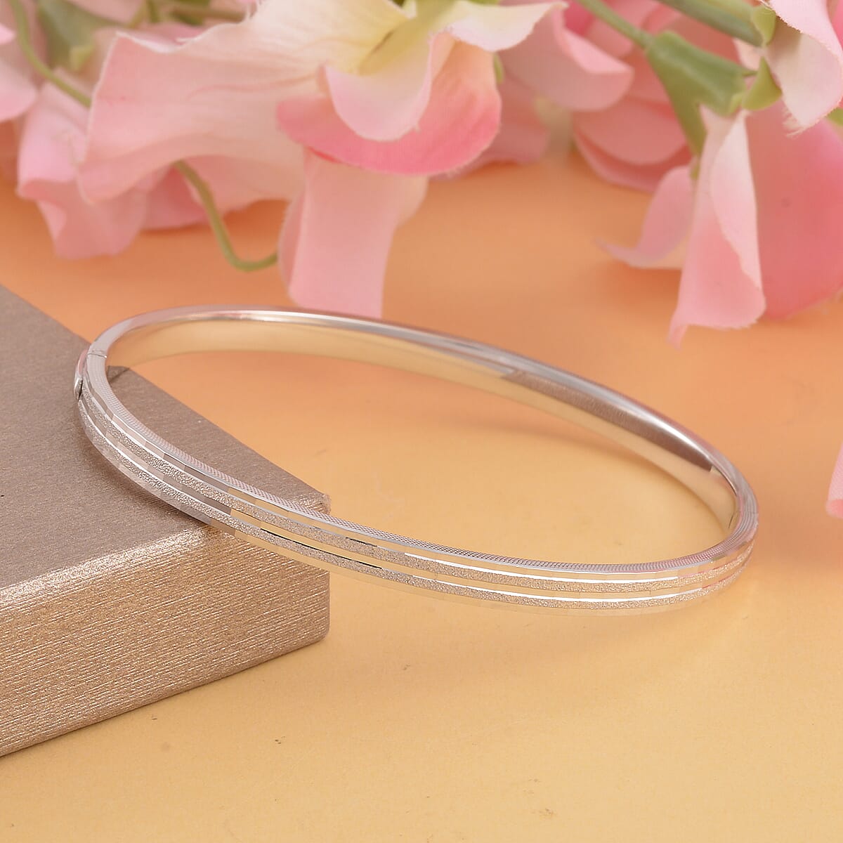 950 Platinum Textured Bangle Bracelet (Size 7.50) 24.70 Grams image number 1
