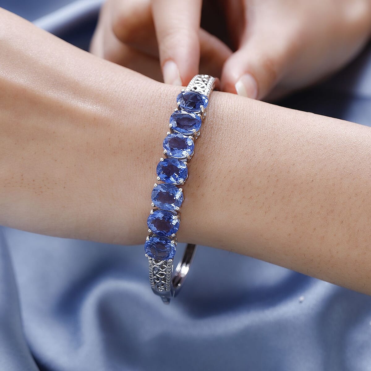 Color Change Fluorite (IR) Bangle Bracelet in Platinum Over Sterling Silver (7.25 In) 17.85 ctw image number 2