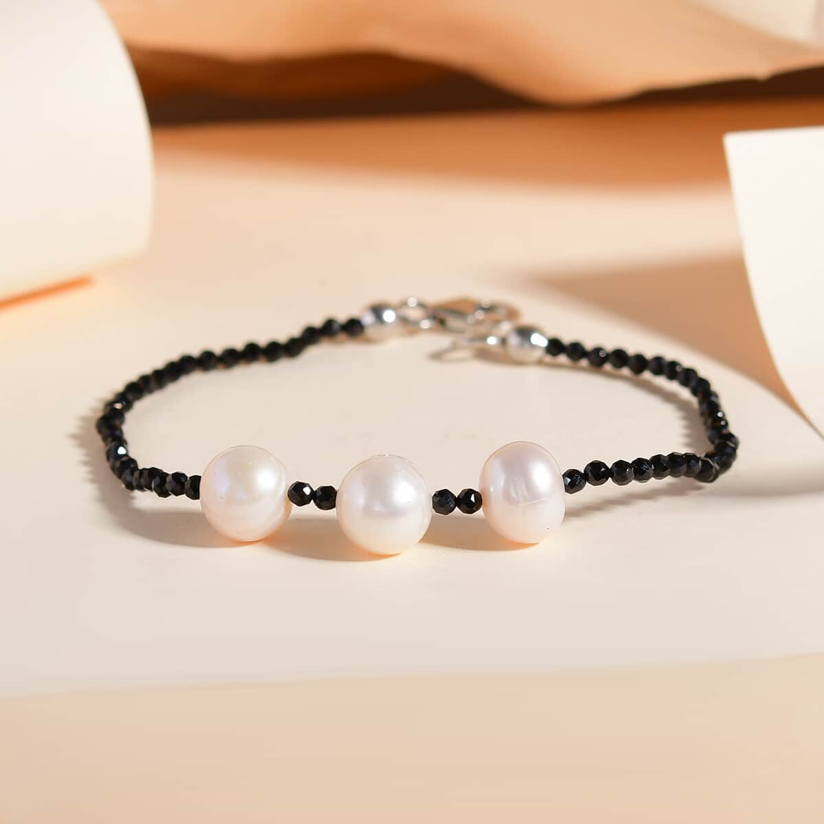 White Freshwater Pearl and Thai Black Spinel Bracelet in Sterling Silver (7.25 In) 7.50 ctw image number 1