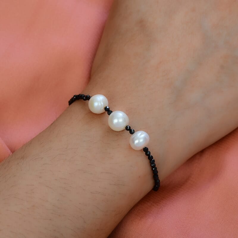 White Freshwater Pearl and Thai Black Spinel Bracelet in Sterling Silver (7.25 In) 7.50 ctw