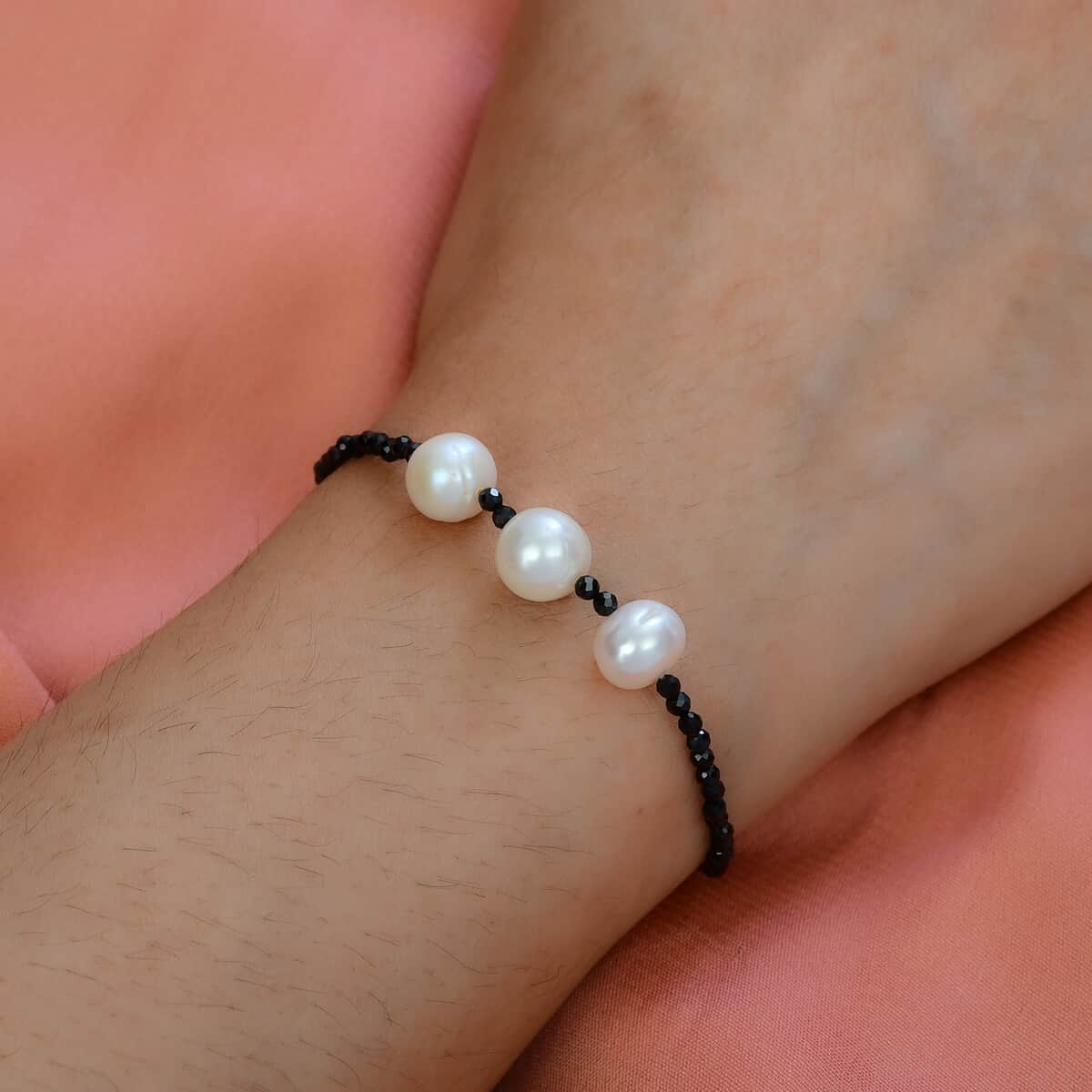 White Freshwater Pearl and Thai Black Spinel Bracelet in Sterling Silver (7.25 In) 7.50 ctw image number 2