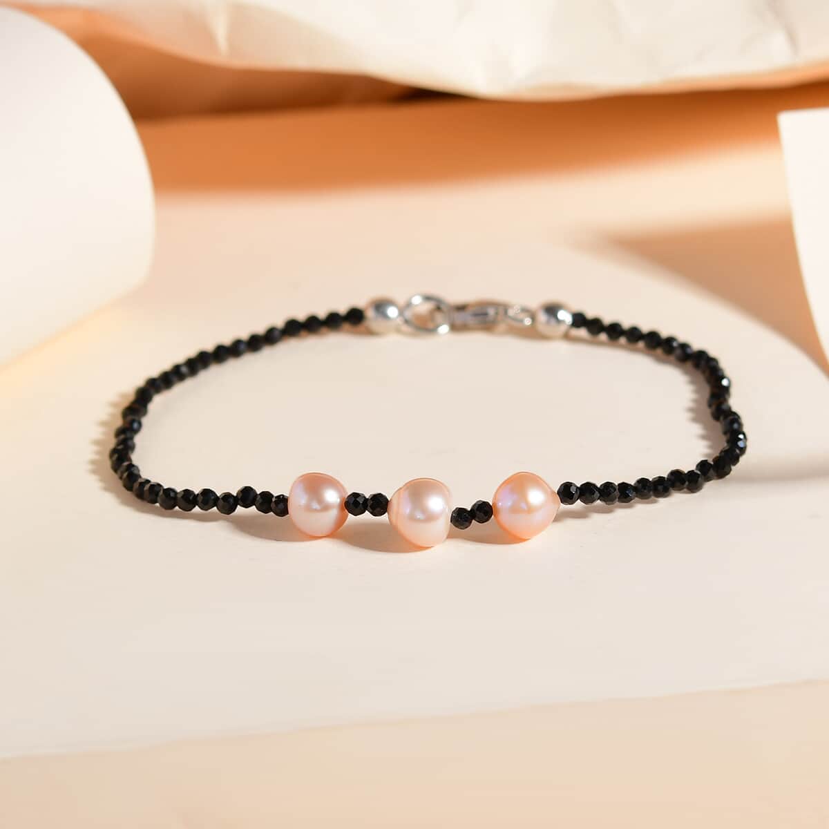 Gray Freshwater Pearl and Thai Black Spinel Bracelet in Sterling Silver (7.25 In) 7.50 ctw image number 1