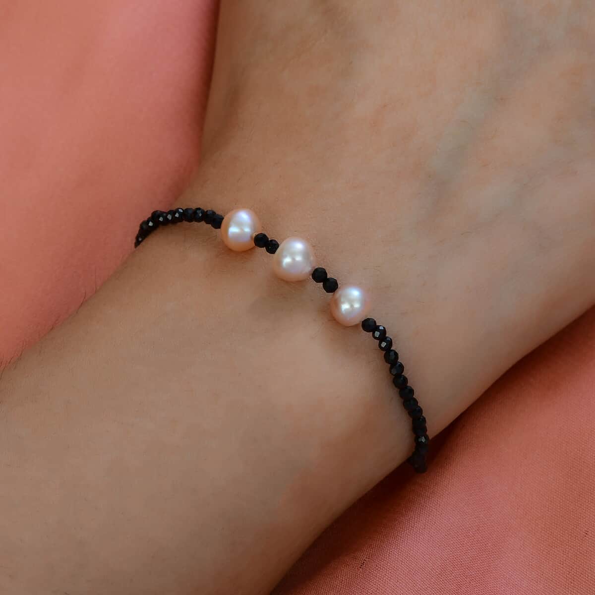 Gray Freshwater Pearl and Thai Black Spinel Bracelet in Sterling Silver (7.25 In) 7.50 ctw image number 2