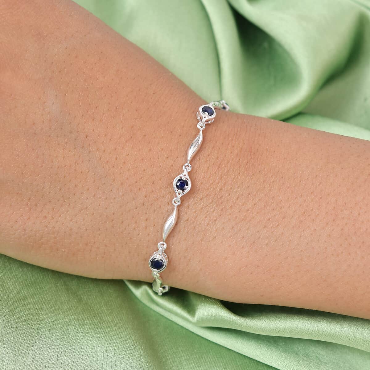 Madagascar Blue Sapphire (DF) Bracelet in Sterling Silver (7.25 In) 1.15 ctw image number 1