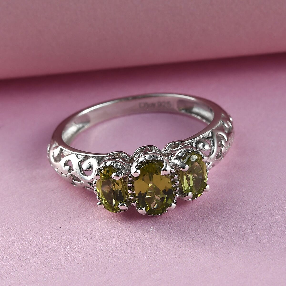D'Joy Arizona Peridot 1.00 ctw 3 Stone Ring in Platinum Over Sterling Silver (Size 7.0) image number 3