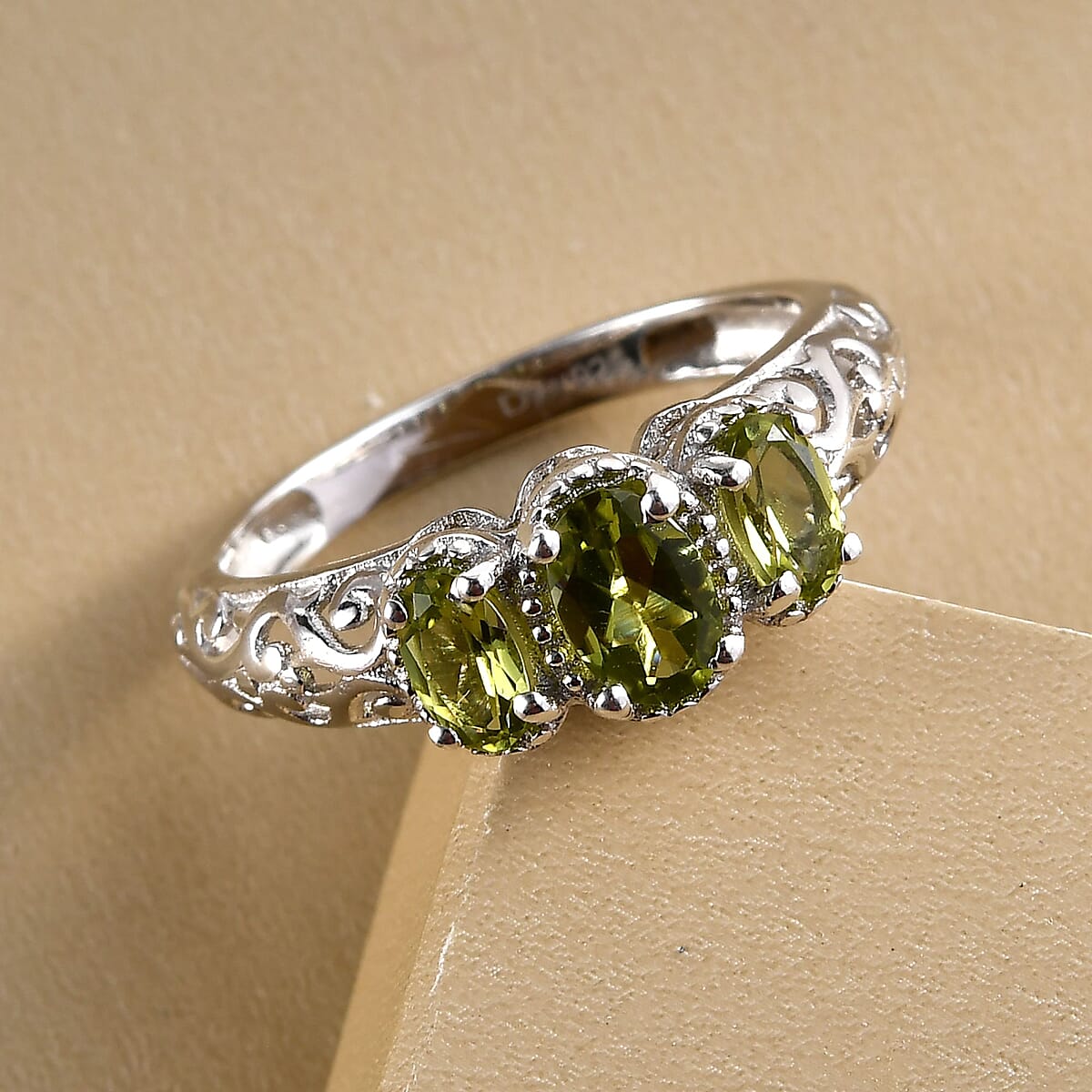 D'Joy Arizona Peridot 1.00 ctw 3 Stone Ring in Platinum Over Sterling Silver (Size 7.0) image number 4