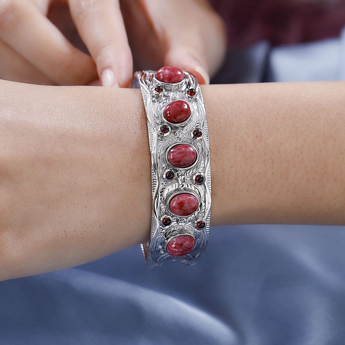 Karis Norwegian Thulite and Mozambique Garnet Cuff Bracelet in Platinum bond (7.25 In) 18.80 ctw image number 2