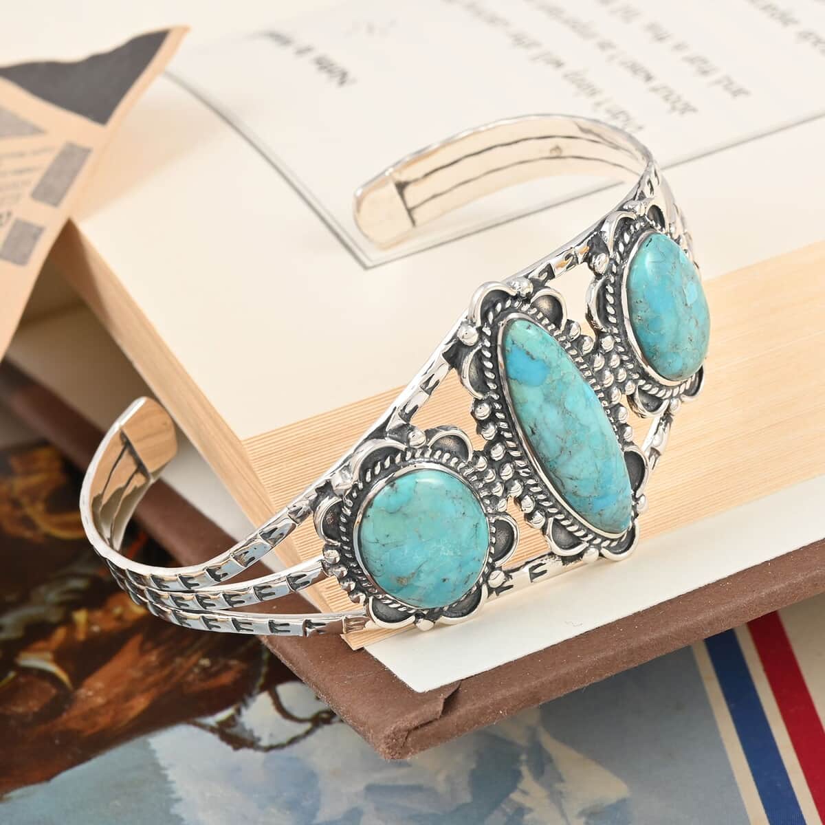 Santa Fe Style Kingman Turquoise Cuff Bracelet in Sterling Silver (6.50 in) 22.50 ctw image number 1