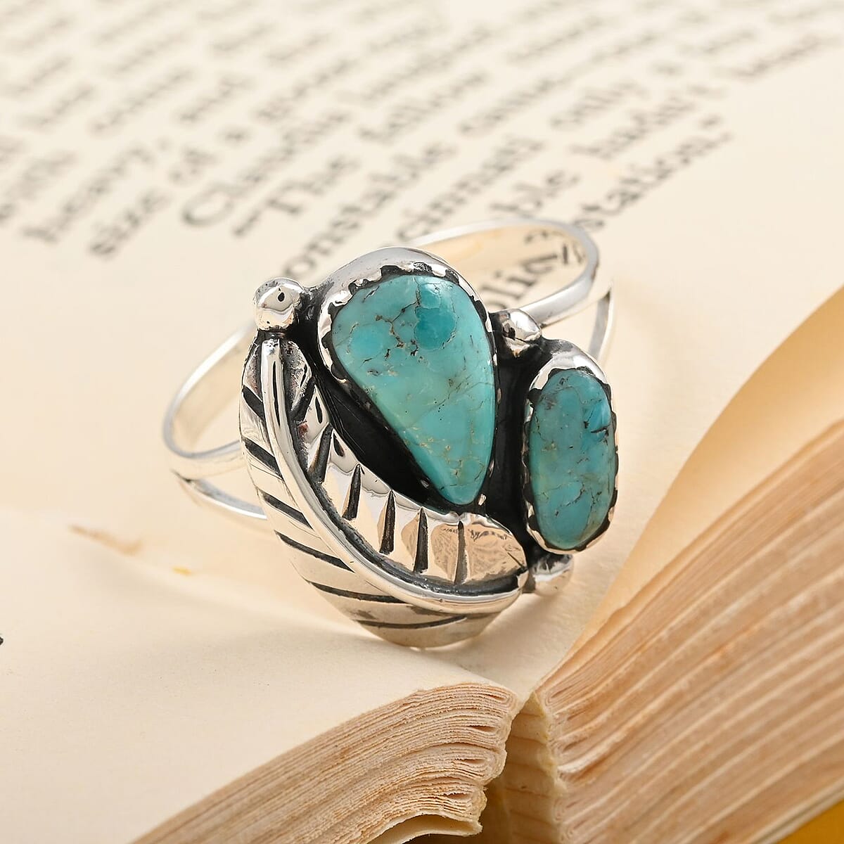 Santa Fe Style Kingman Turquoise Ring in Sterling Silver (Size 11.0) 1.50 ctw image number 1