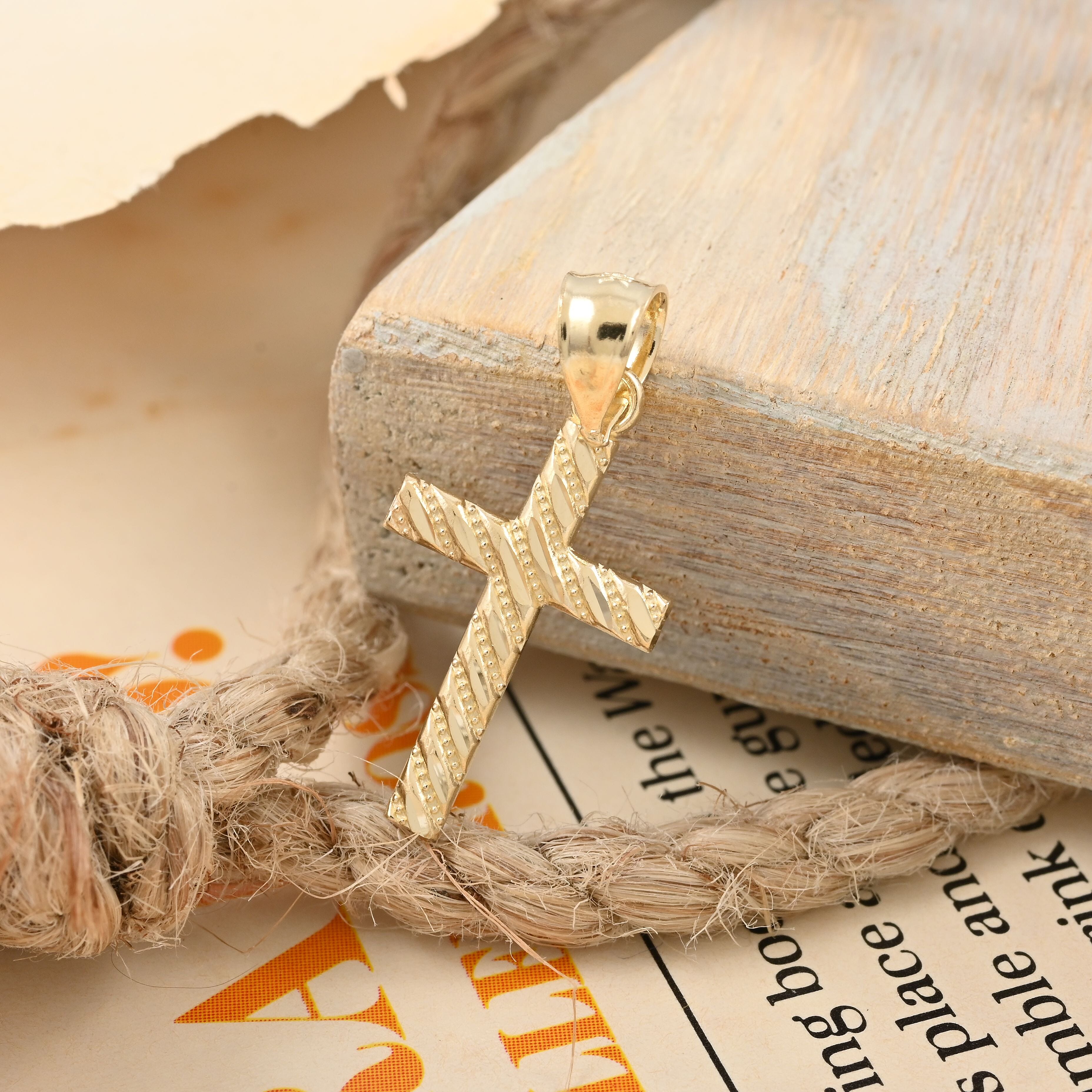 10K Yellow Gold Cross Pendant 0.60 Grams