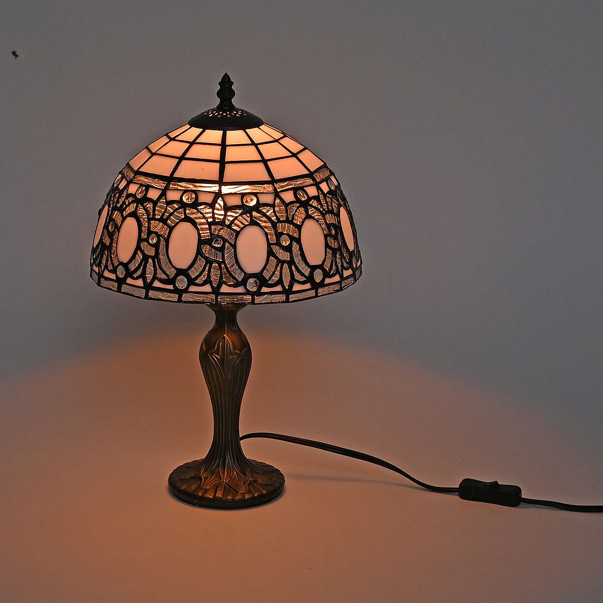Oval Shaped Pattern 10 Inch Tiffany Inspired Table Lamp (E26 Bulb Not Included) image number 1