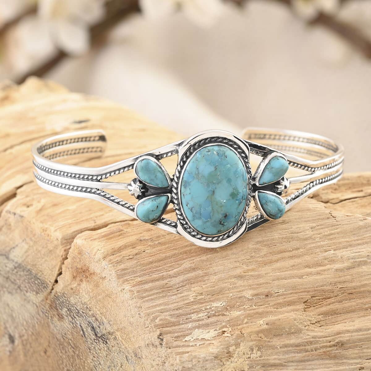 Santa Fe Style Kingman Turquoise Bracelet in Sterling Silver (6.50 In) 14.50 ctw image number 1