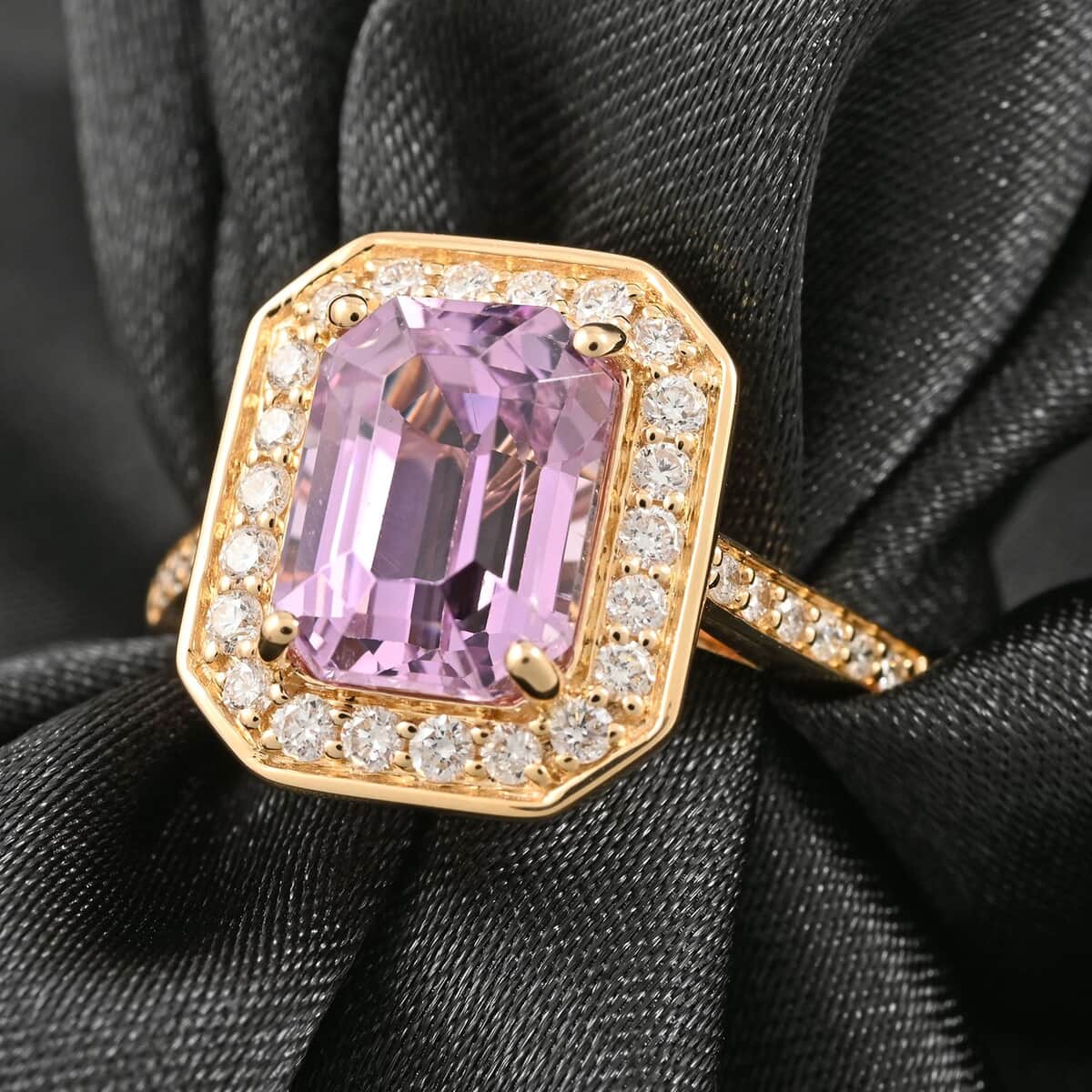 Certified & Appraised Iliana 18K Yellow Gold AAA Patroke Kunzite and G-H SI Diamond Halo Ring (Size 7.0) 4.70 Grams 3.30 ctw image number 1