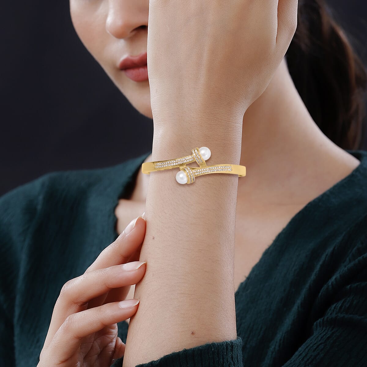 Simulated Pearl and Simulated Diamond Bypass Bangle Bracelet in Goldtone (7.0 In) 1.00 ctw image number 2