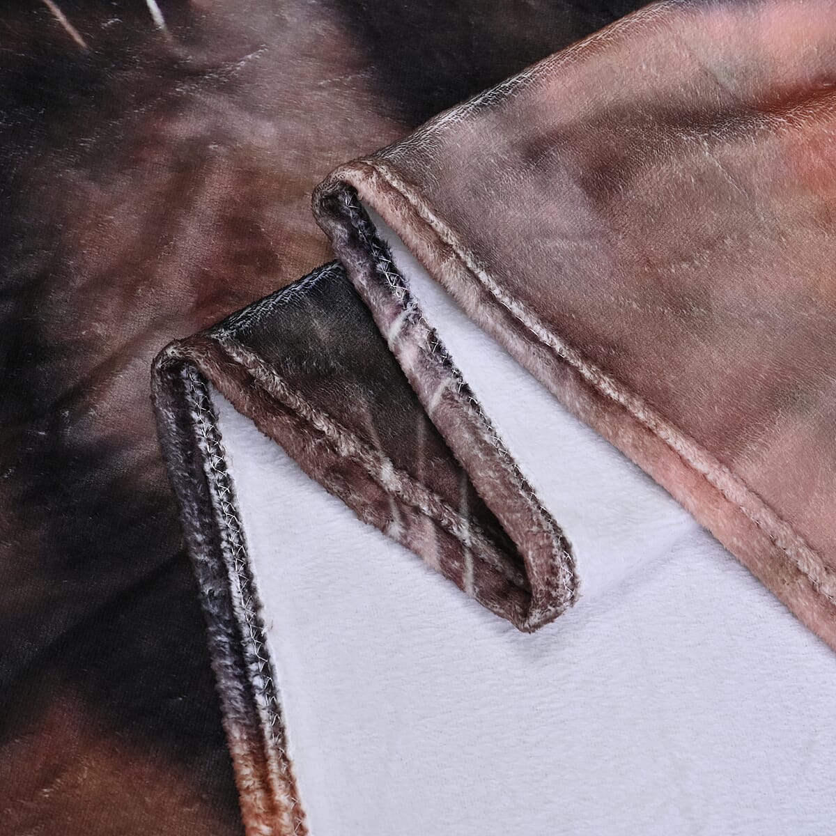 Homesmart Digital Print Tiger Pattern Flannel Blanket (60x80) (Microfiber) image number 3