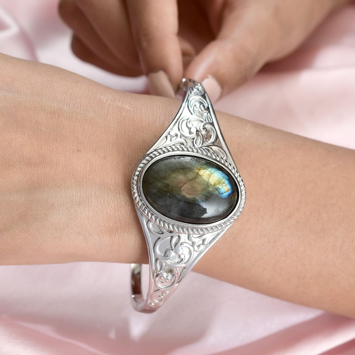 Malagasy Labradorite Bangle Bracelet in Stainless Steel (6.50 In) 33.50 ctw image number 3