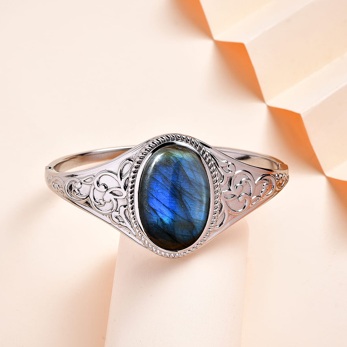 Malagasy Labradorite 33.50 ctw Bangle Bracelet in Stainless Steel (7.25 In) image number 1