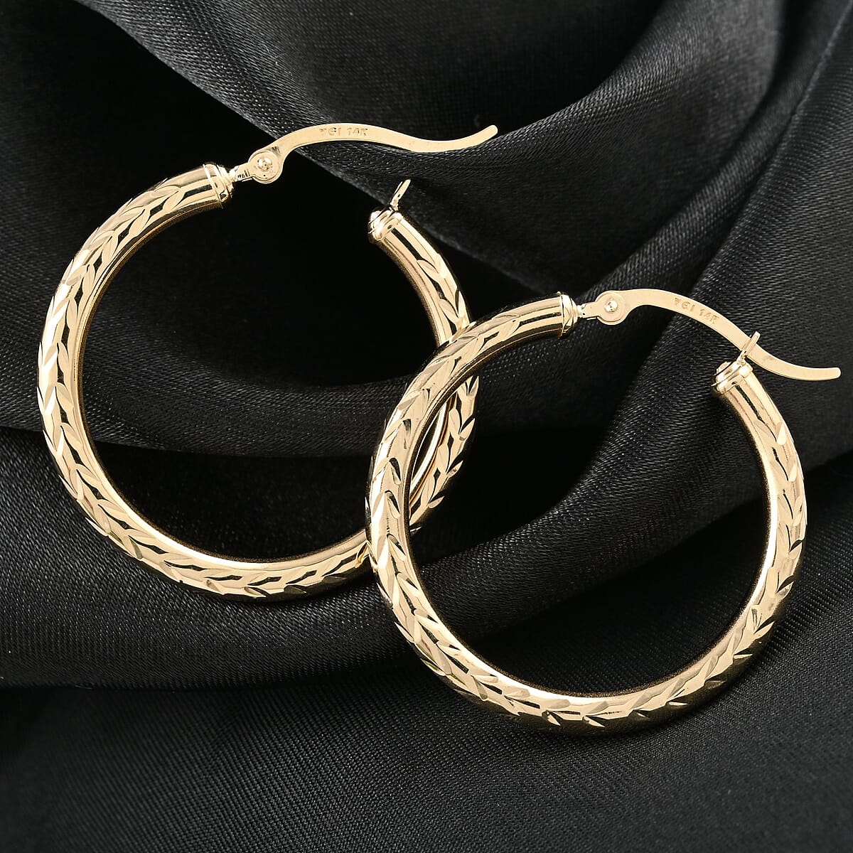 14K Yellow Gold Diamond-Cut Hoop Earrings 0.95 Grams image number 1