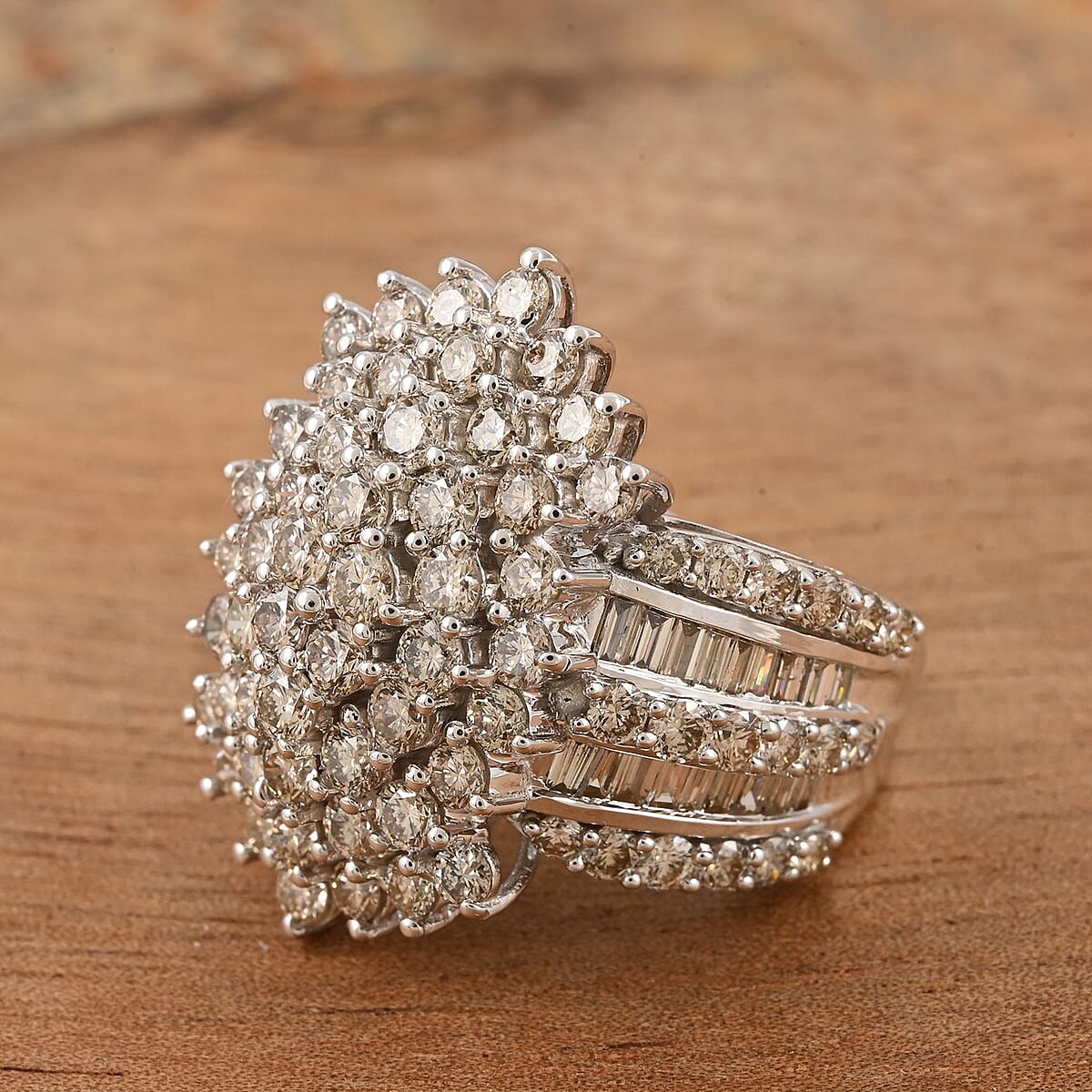 Diamond SI 4.00 ctw Cluster Ring in 10K White Gold (Size 6.0) 7.50 Grams image number 1