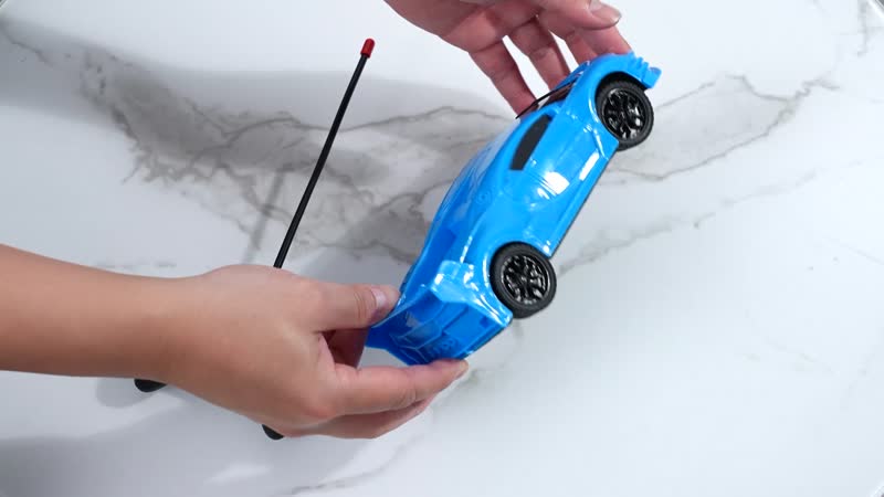 Red, Blue and Yellow 3pcs 4 Channels Toy Car with LED Light (3xAA for Car, 2xAA for Controller Not Included)
