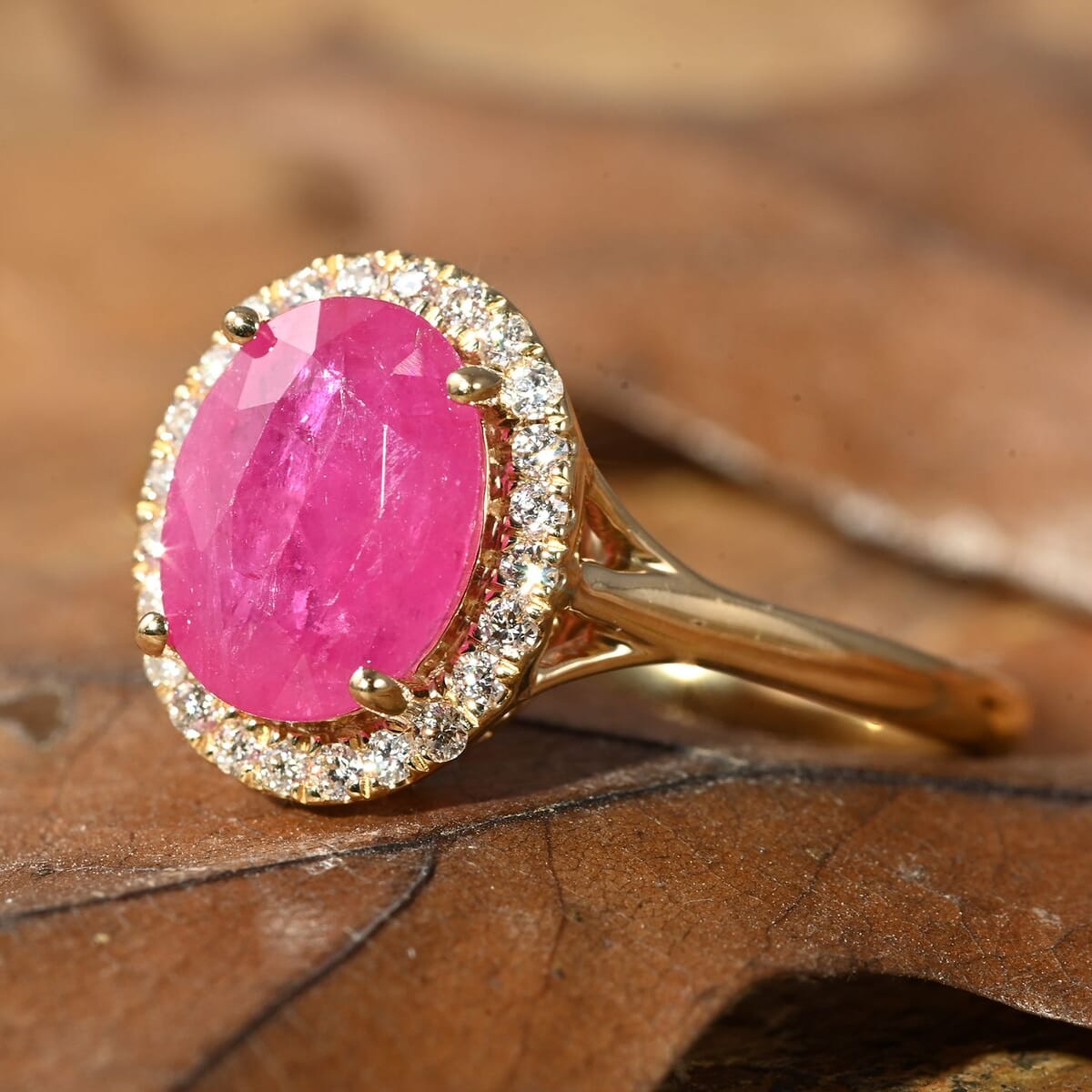 Certified & Appraised Iliana 18K Yellow Gold AAA Montepuez Ruby and G-H SI Diamond Halo Ring (Size 8.0) 2.50 ctw image number 1