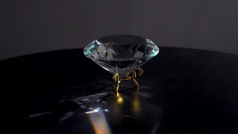 Transparent Decorative Diamond Shaped Crystal with Stand (4.72")