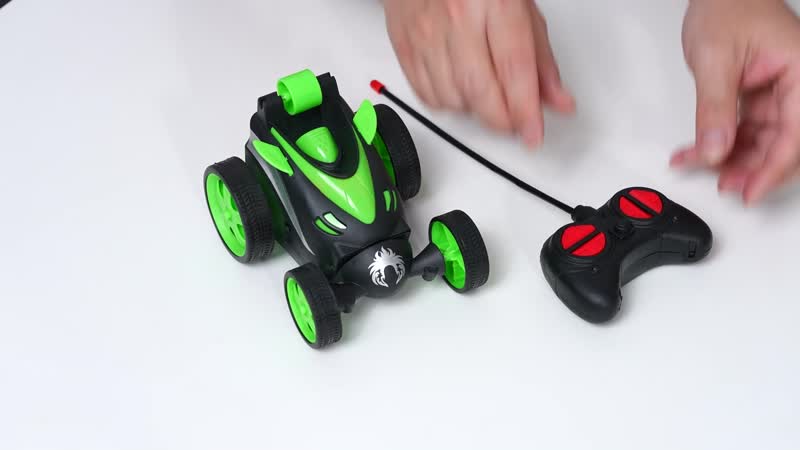 Green 4 Channels RC 360Â° Rotating Stunt Car with Lights and Remote Control (3xAAA Not Included)