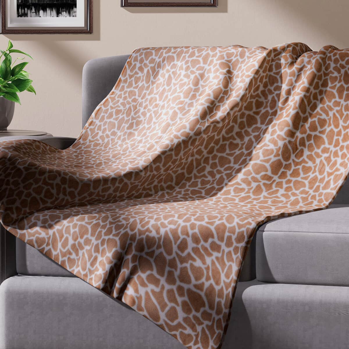 Homesmart Designer Inspired Giraffe Pattern Super Soft and Warm Printed Flannel Blanket image number 0