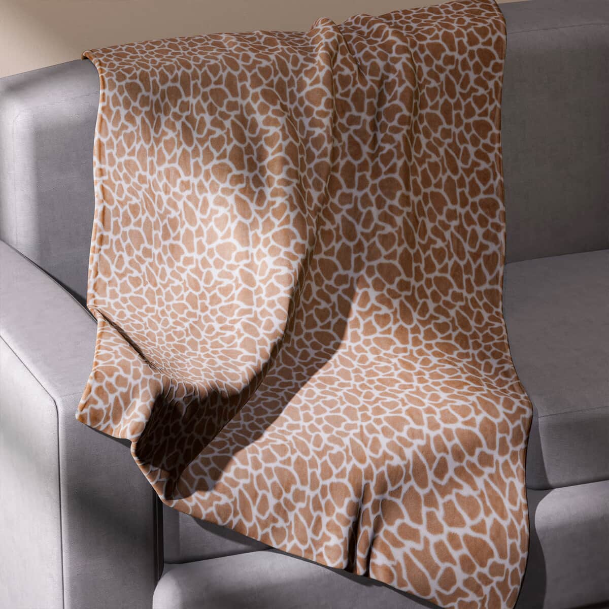 Homesmart Designer Inspired Giraffe Pattern Super Soft and Warm Printed Flannel Blanket image number 1
