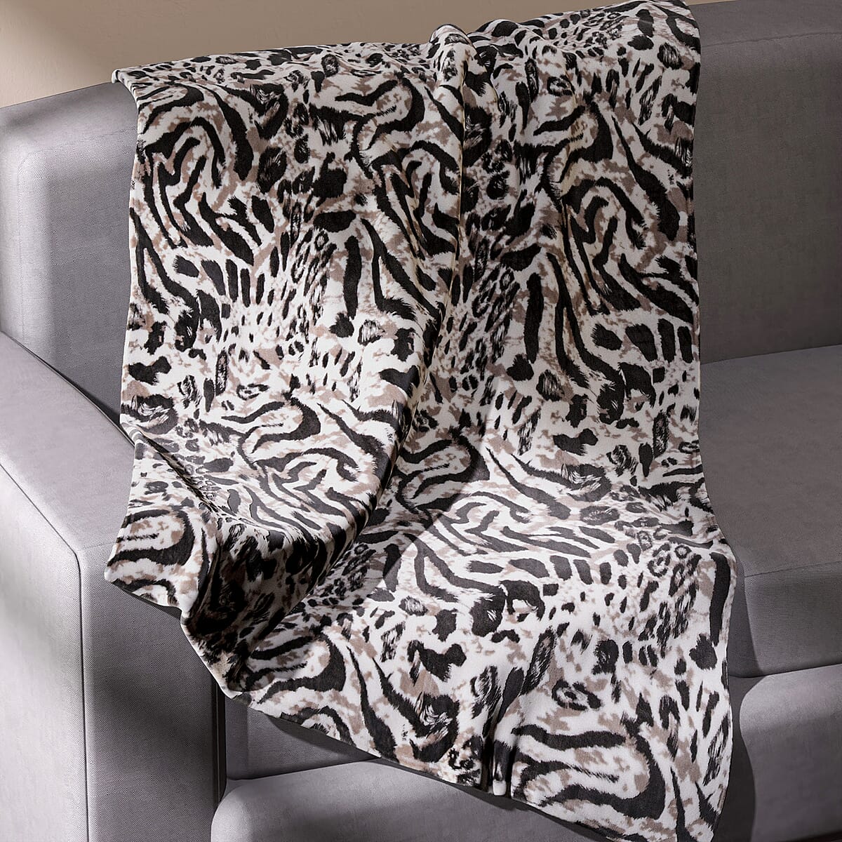 Homesmart Designer Inspired Striking Leopard Pattern Super Soft and Warm Printed Flannel Blanket image number 1