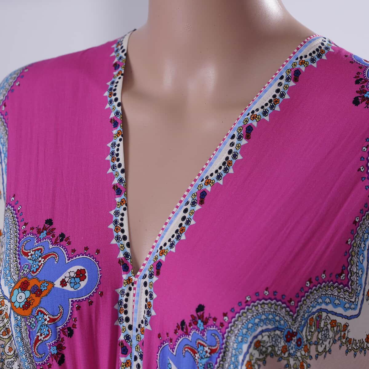 Tamsy Pink Printed V-Neckline Maxi Dress image number 3