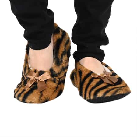 HOMESMART Tiger Print Faux Fur Sherpa Bootie Set of 2 Slippers (Women's Size 5-10) image number 3