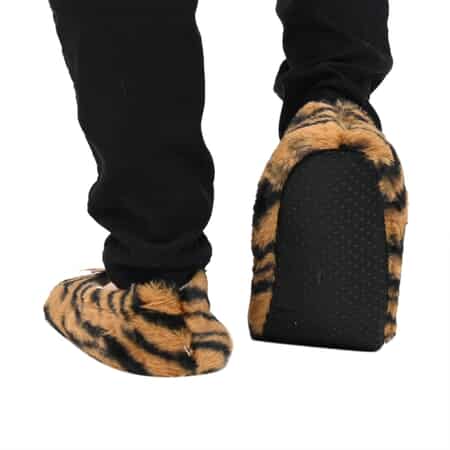 HOMESMART Tiger Print Faux Fur Sherpa Bootie Set of 2 Slippers (Women's Size 5-10) image number 4