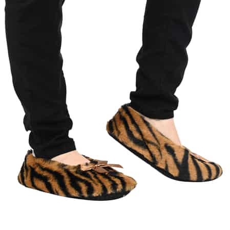 HOMESMART Tiger Print Faux Fur Sherpa Bootie Set of 2 Slippers (Women's Size 5-10) image number 5