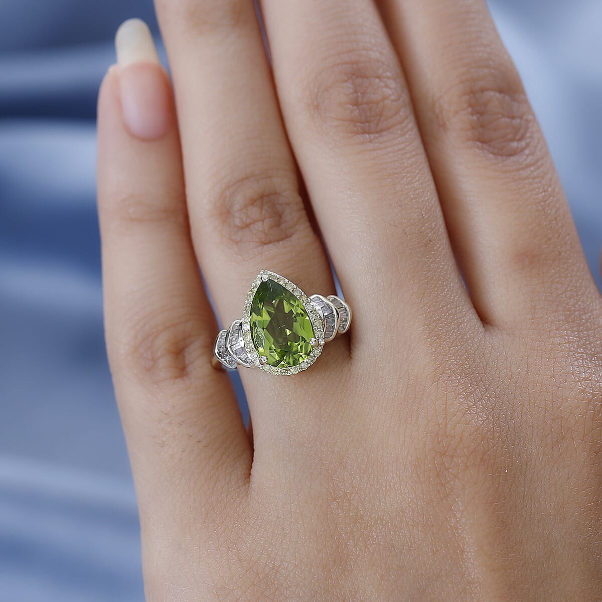 Luxoro 10K Green Gold Premium Peridot, I3 Natural Yellow and White Diamond Ring (Size 8.0) 3.50 ctw image number 2