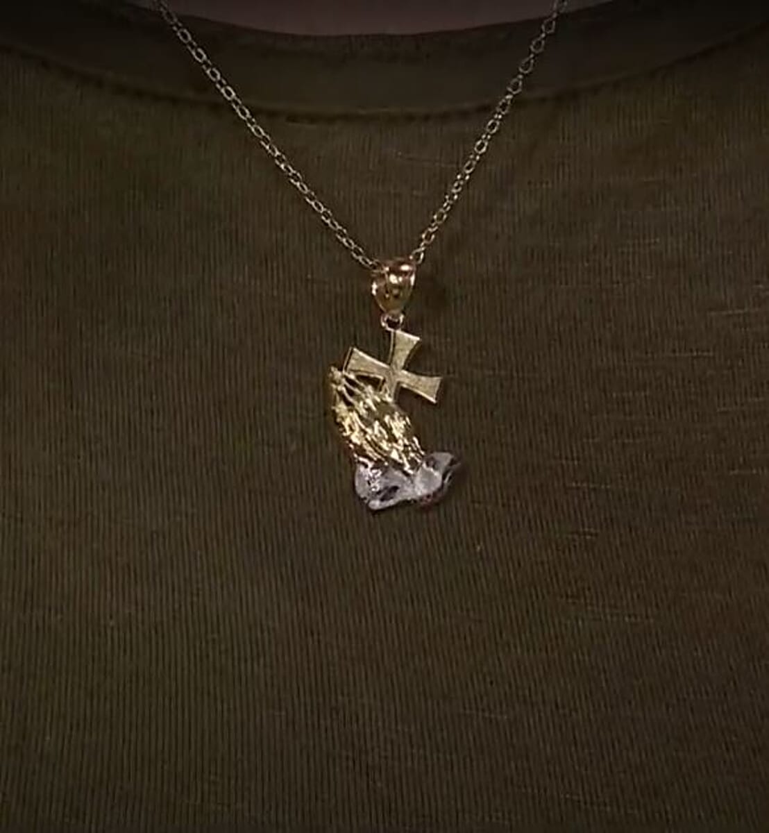 Made in America 10K Yellow and White Gold Praying Hands Pendant 1.6 Grams image number 5