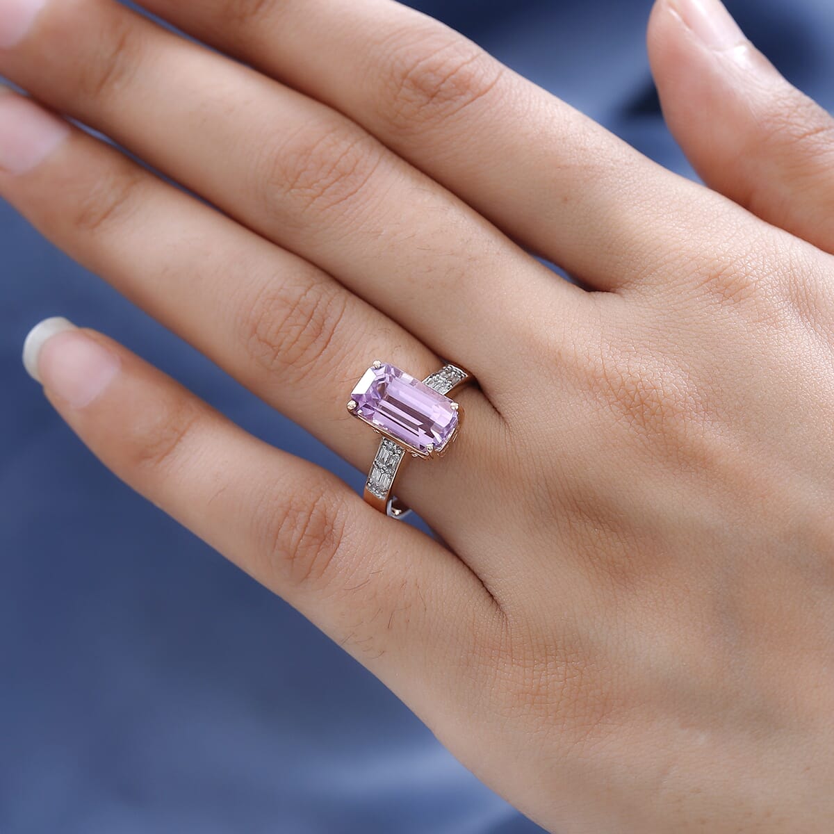 Luxoro 14K Rose Gold AAA Patroke Kunzite and G-H I2 Diamond Ring (Size 7.0) 7.35 ctw image number 2