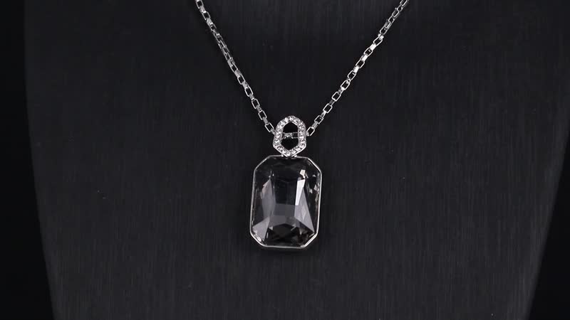 Green Glass and Austrian Crystal Necklace in Silvertone 20-22 Inches