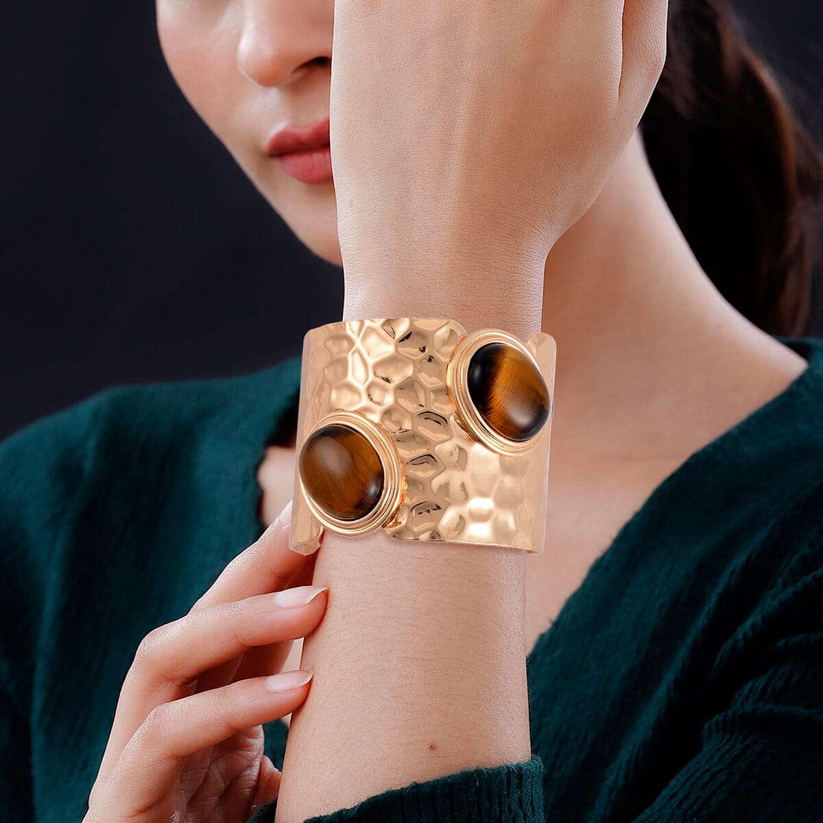 Yellow Tiger's Eye Cuff Bracelet in Goldtone (7.50 In) 4.00 ctw image number 2