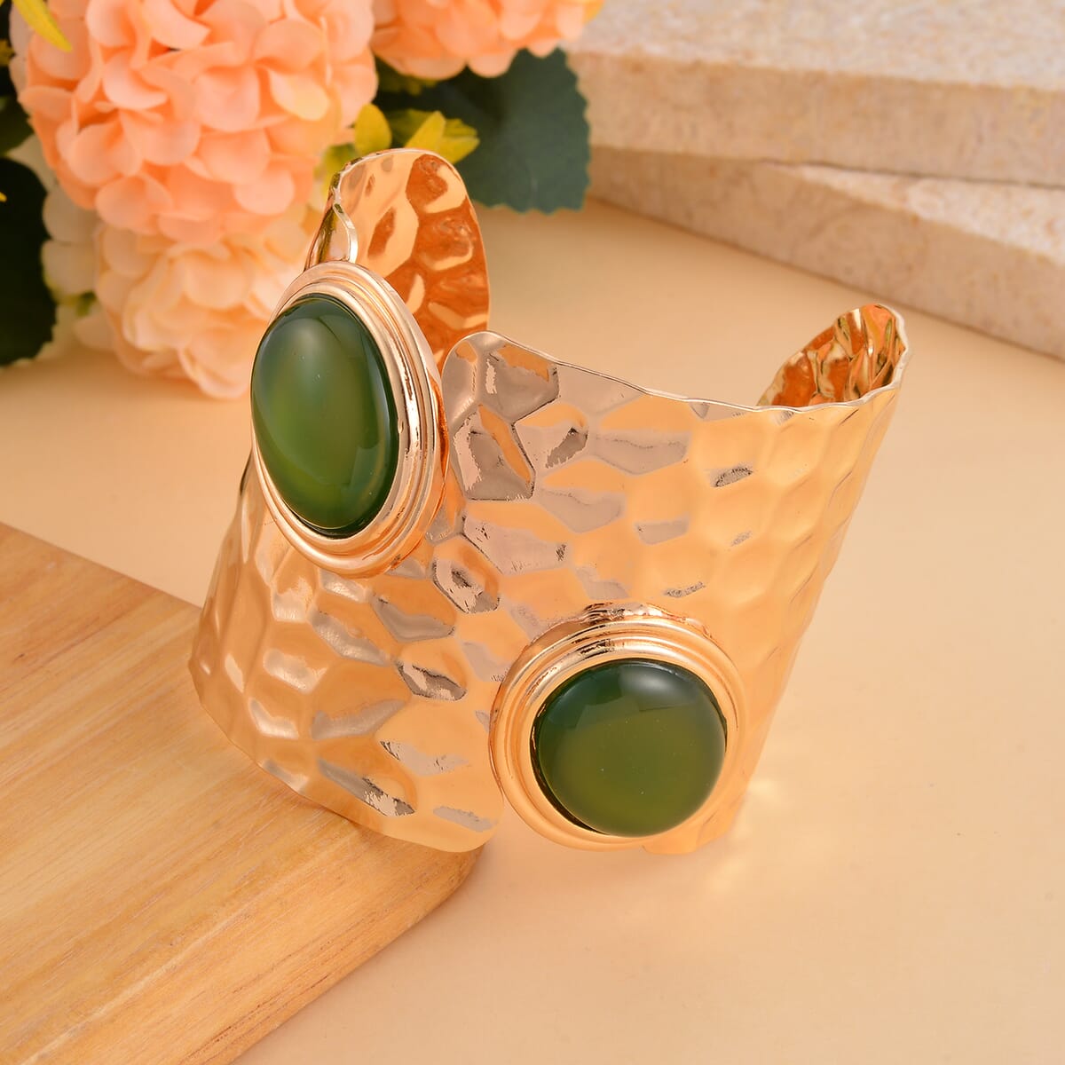 Green Onyx Cuff Bracelet in (7.50 In) in Goldtone 4.00 ctw image number 1