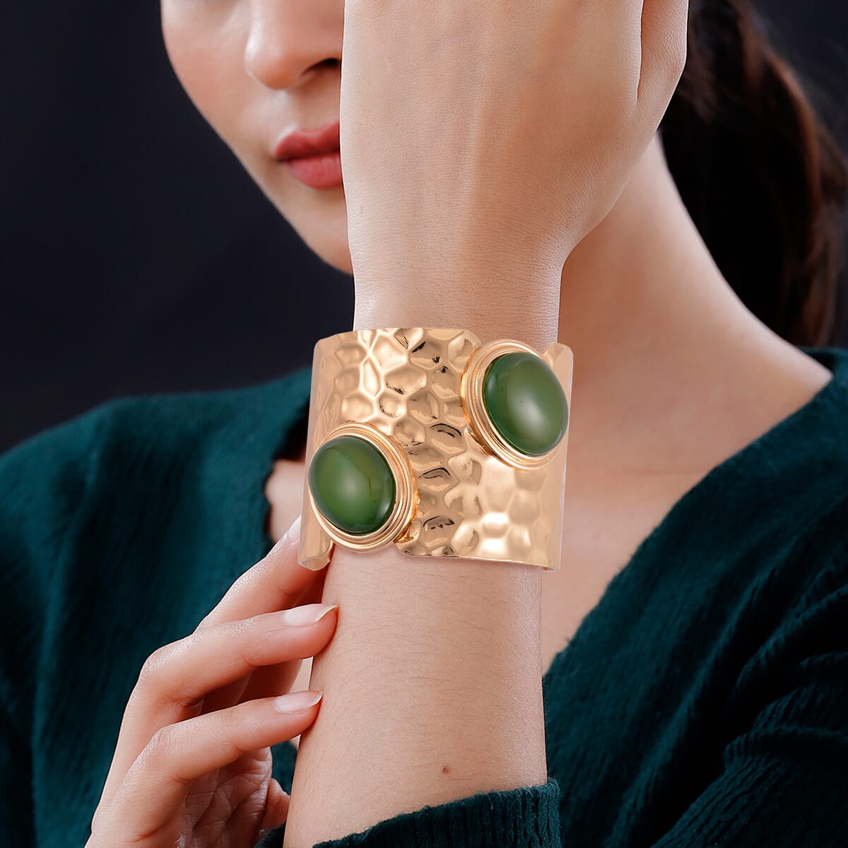 Green Onyx Cuff Bracelet in (7.50 In) in Goldtone 4.00 ctw image number 2