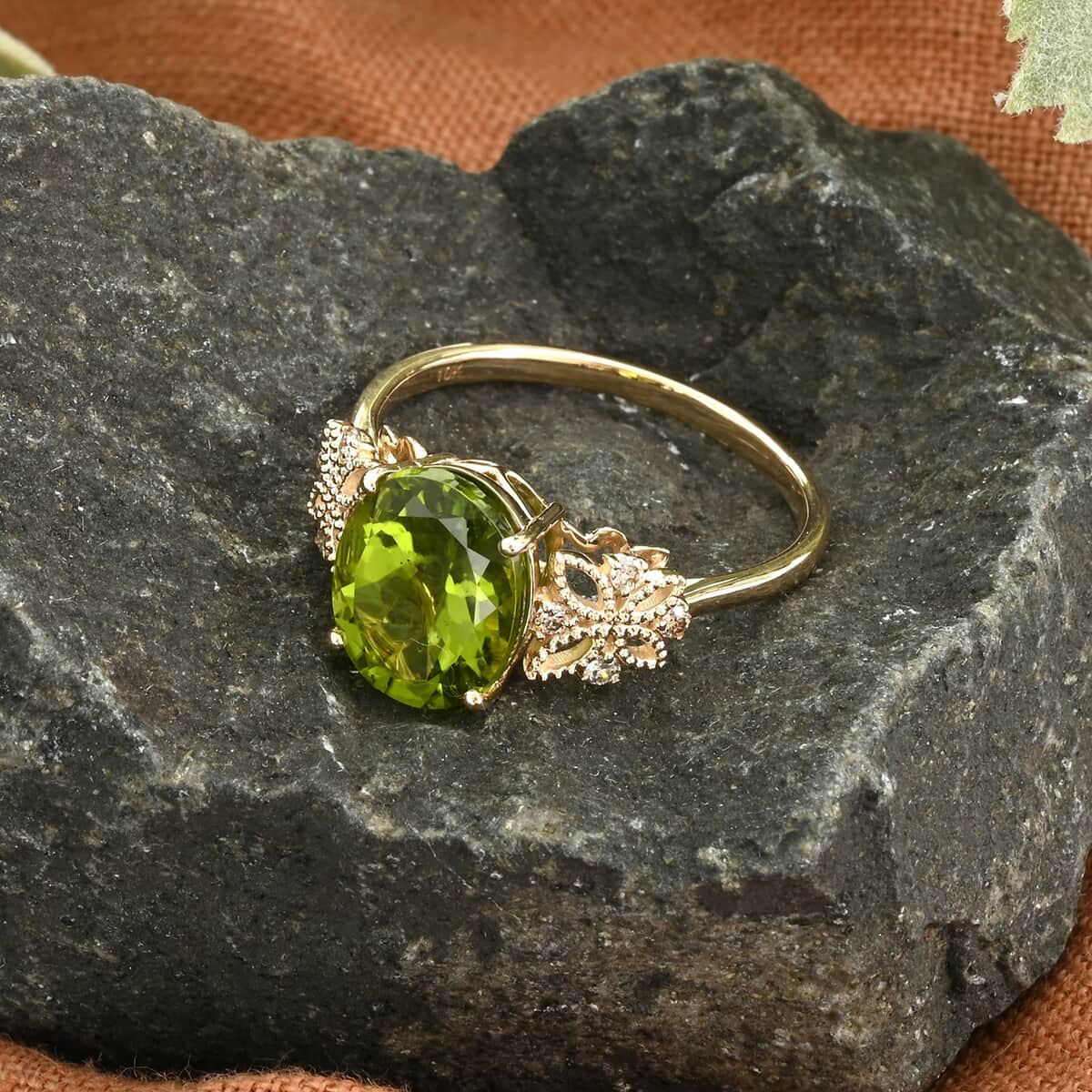 Certified and Appraised Luxoro 10K Yellow Gold AAA Peridot and I1 Diamond Ring (Size 6.0) 4.20 ctw image number 1