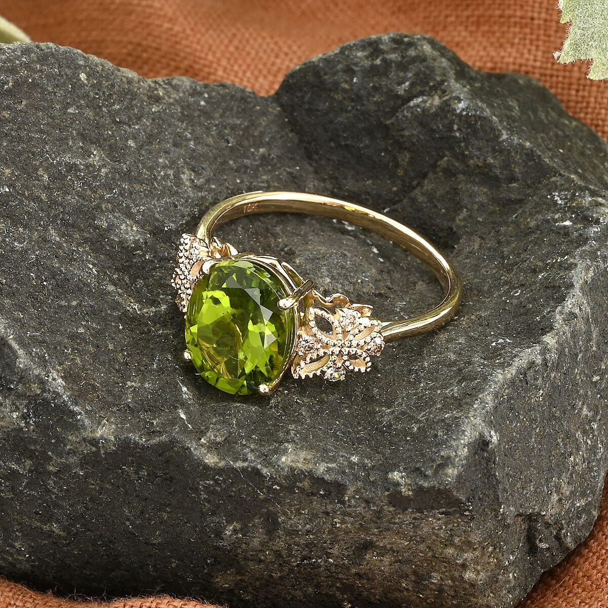 Certified and Appraised Luxoro 10K Yellow Gold AAA Peridot and I1 Diamond Ring (Size 8.0) 4.20 ctw image number 1