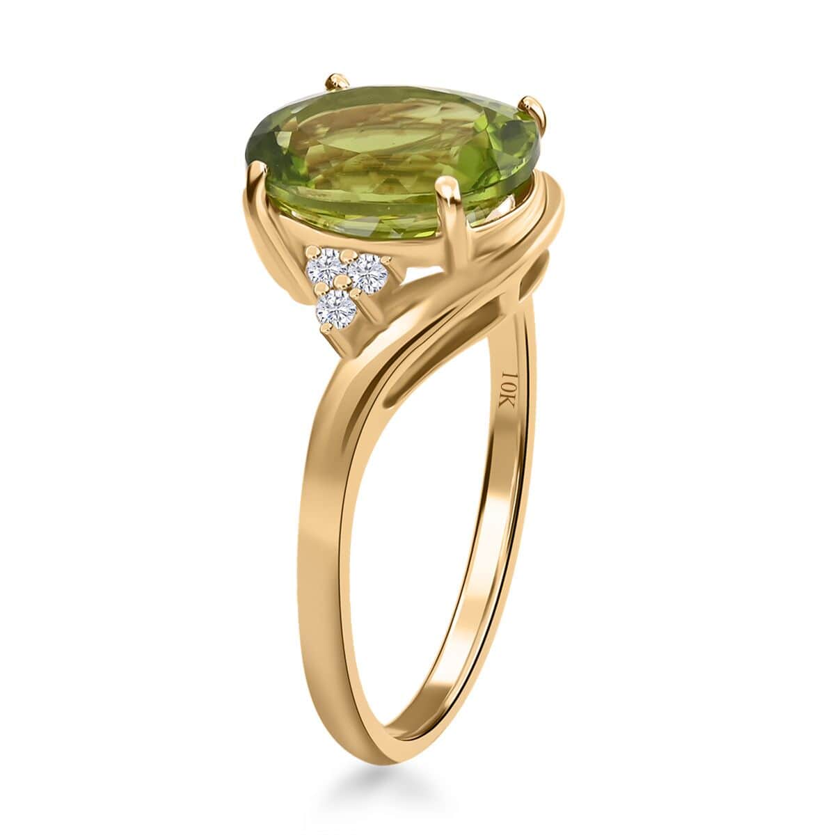 Luxoro 10K Yellow Gold AAA Peridot and I1 Diamond Ring (Size 8.0) 4.10 ctw image number 3