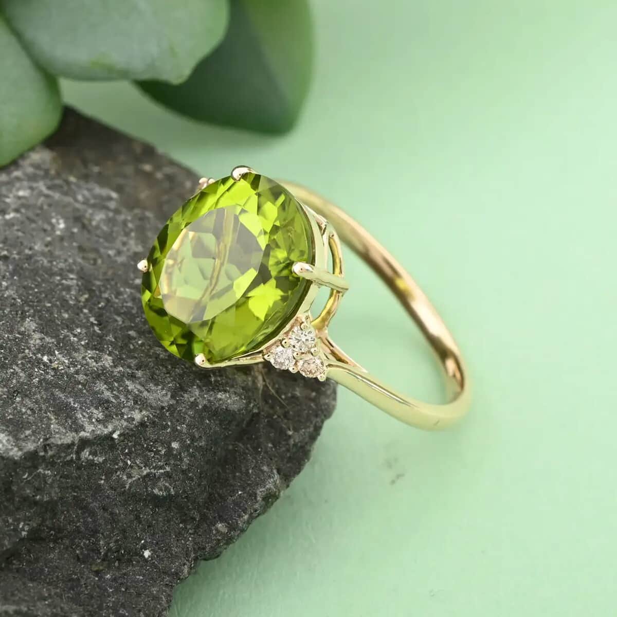 Certified & Appraised Luxoro 10K Yellow Gold AAA Peridot and G-H SI Diamond Ring (Size 6.0) 5.05 ctw image number 1