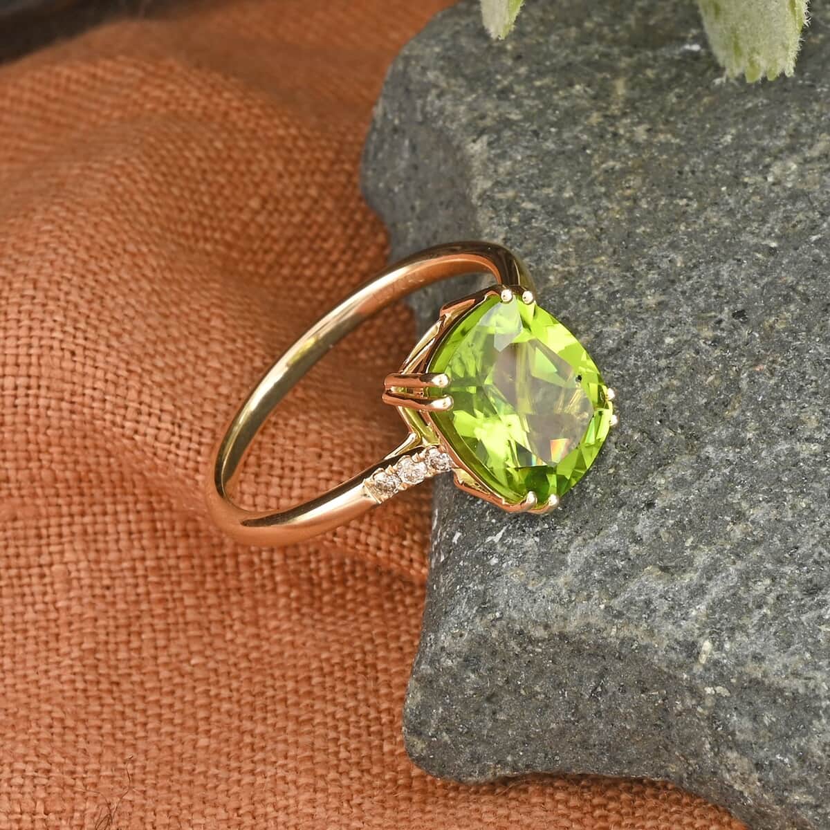 Certified & Appraised Luxoro 10K Yellow Gold AAA Peridot and G-H SI Diamond Ring 4.35 ctw image number 1