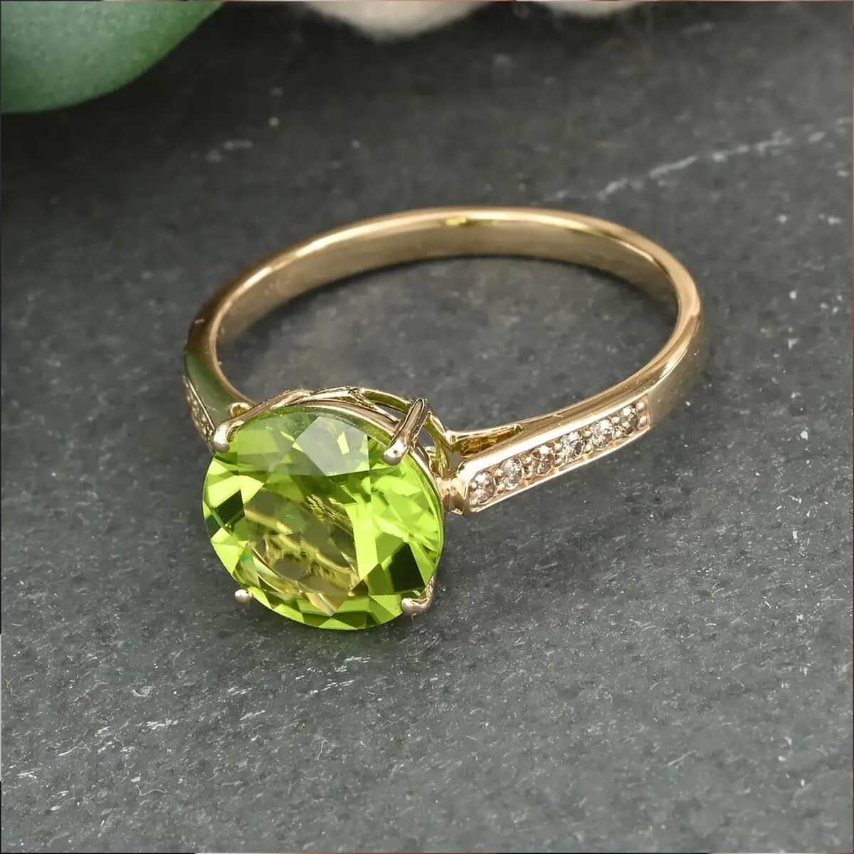 Certified and Appraised Luxoro AAA Peridot and I1 Diamond 4.20 ctw Ring in 10K Yellow Gold (Size 6.0) image number 1